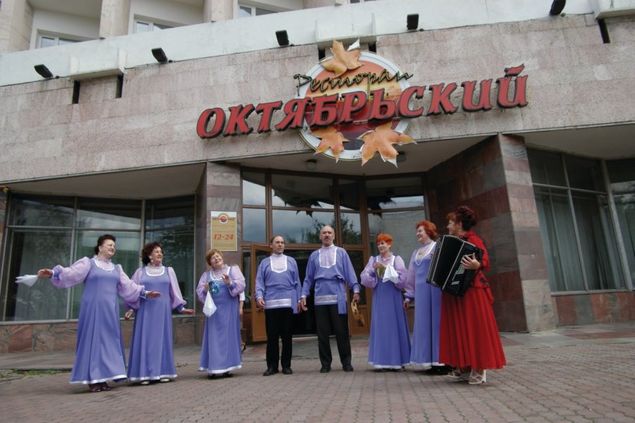 Groupe folklorique devant l'Hôtel Oktyabrskaya Stéphan SZEREMETA