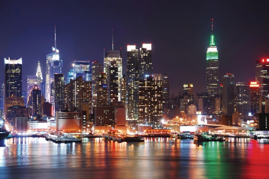 Empire State Buiding & Hudson River Rabbit75 - iStockphoto.com
