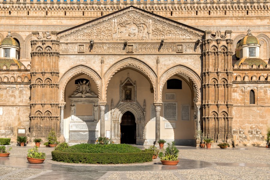 Portail sculpté par Domenico et Antonello Gagini, cathédrale de Palerme. elesi - Shutterstock.com