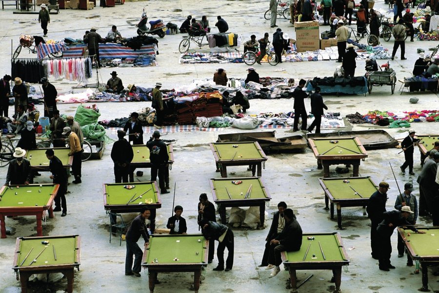 Billards au marché de Shigatse. Thierry Lauzun - Iconotec