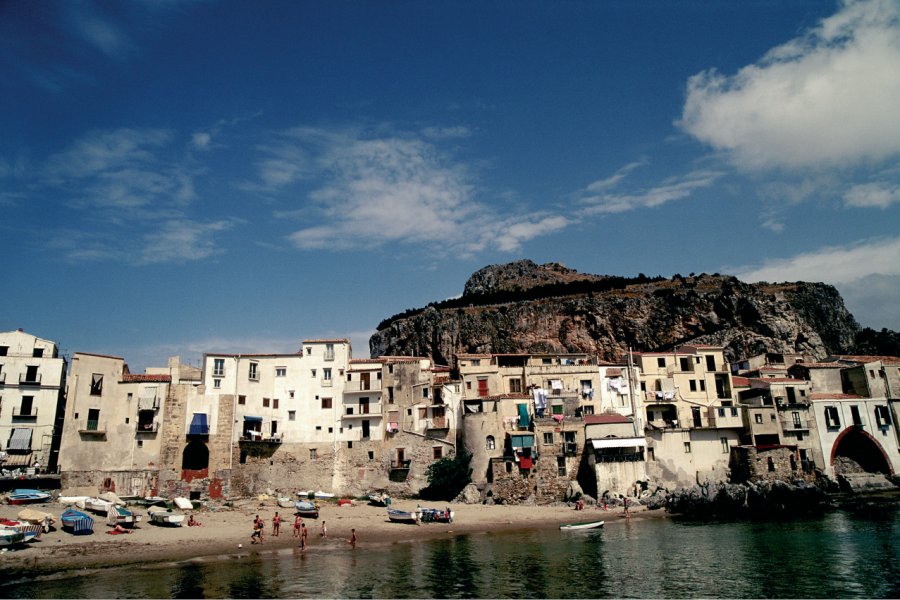 Le port de Cefalù face au rocher de la Rocca. Author's Image