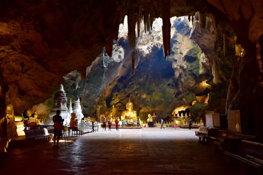 Intérieur de la grotte de Khao Luang. Santi.m - Shutterstock.com