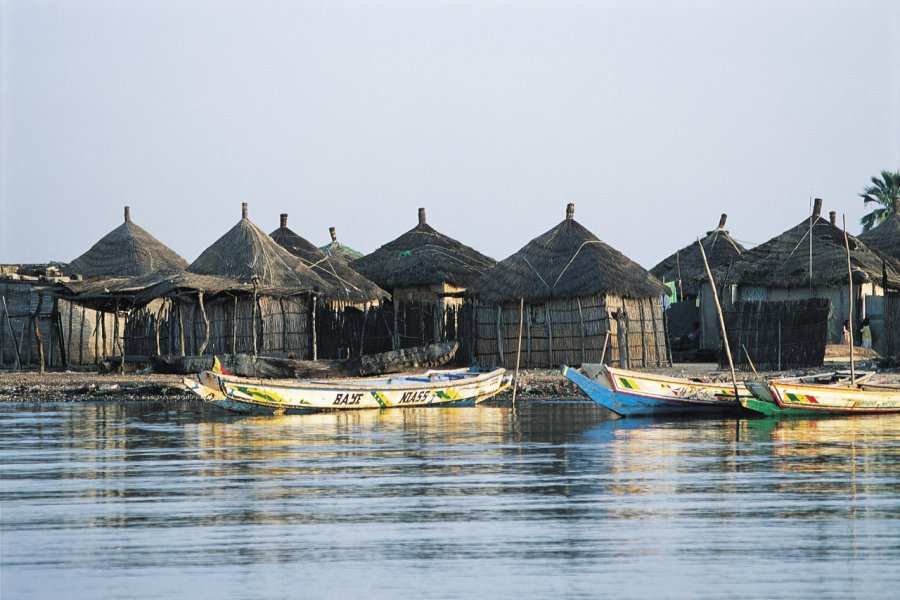 Cases de pêcheurs au bord du Saloum. Tom Pepeira - Iconotec