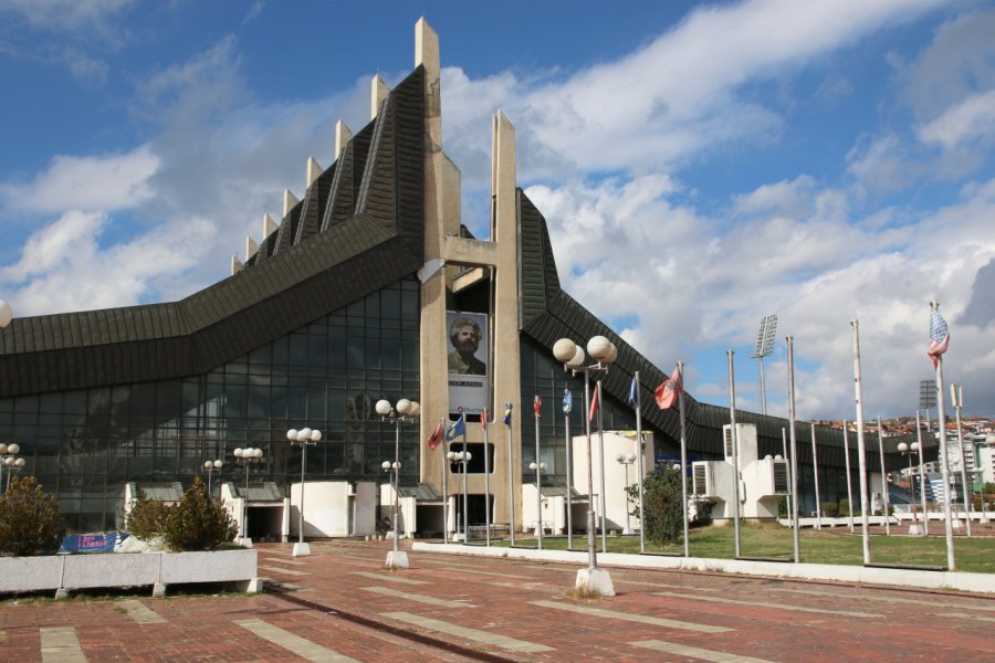 Palais de la Jeunesse et des Sports à Pristina. Bas van den Heuvel - Shutterstock.com
