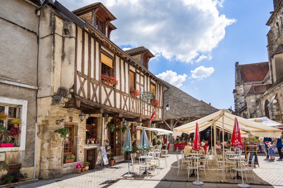 Au coeur du village de Nolay. Nigel Jarvis - Shutterstock.com