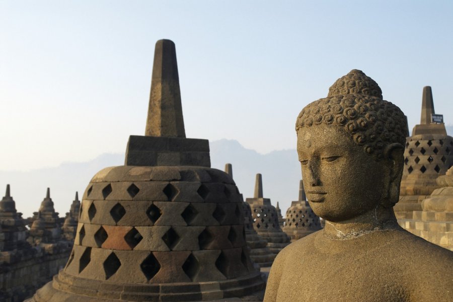 Le temple de Borobudur, dont les stûpas restèrent longtemps à l'abandon. Léa Smith - Iconotec