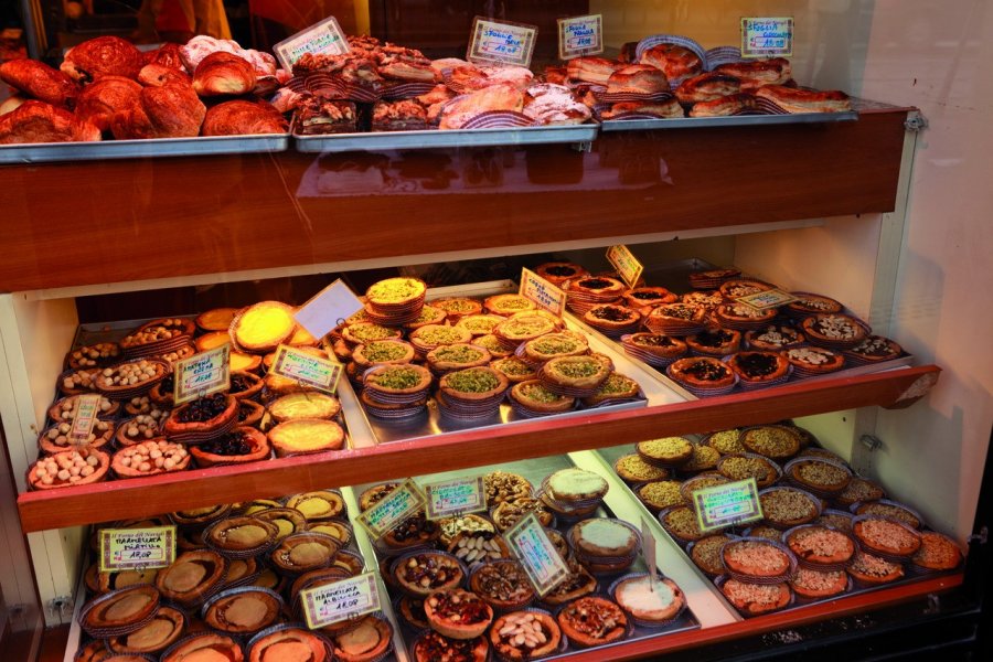 Brioches et tartelettes dans une boulangerie milanaise. Philippe GUERSAN - Author's Image