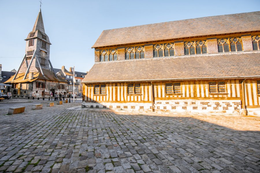 L'église Sainte-Catherine et son clocher séparé. RossHelen - Shutterstock.com