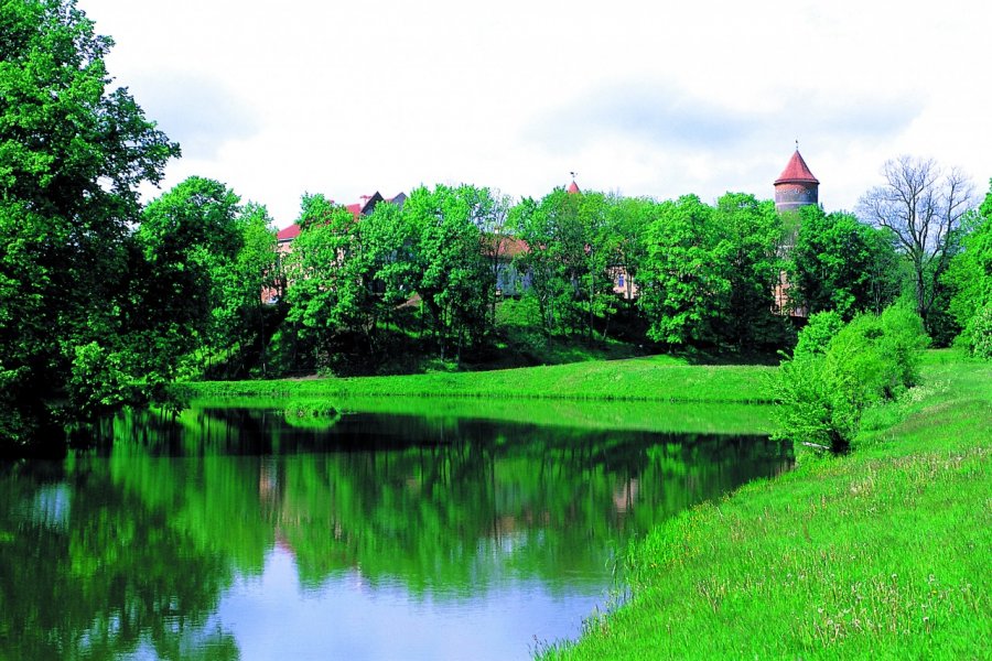 Château de Panemunė dans la vallée du Niemen. S.Nicolas - Iconotec