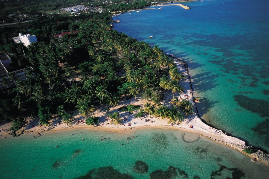 Plage de La Caravelle à Sainte-Anne. Tom Pepeira - Iconotec