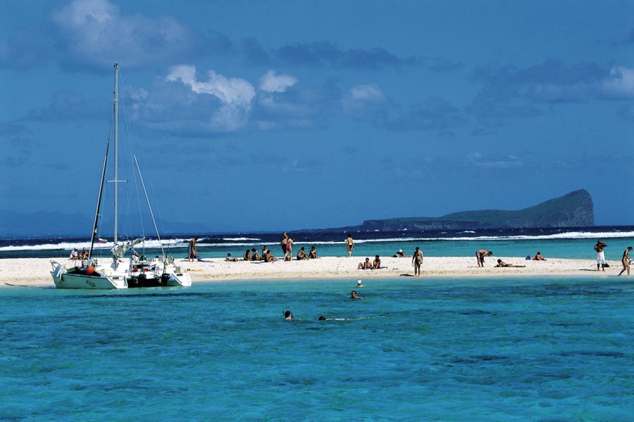 Plage de l'île aux Cerfs. Atamu RAHI - Iconotec