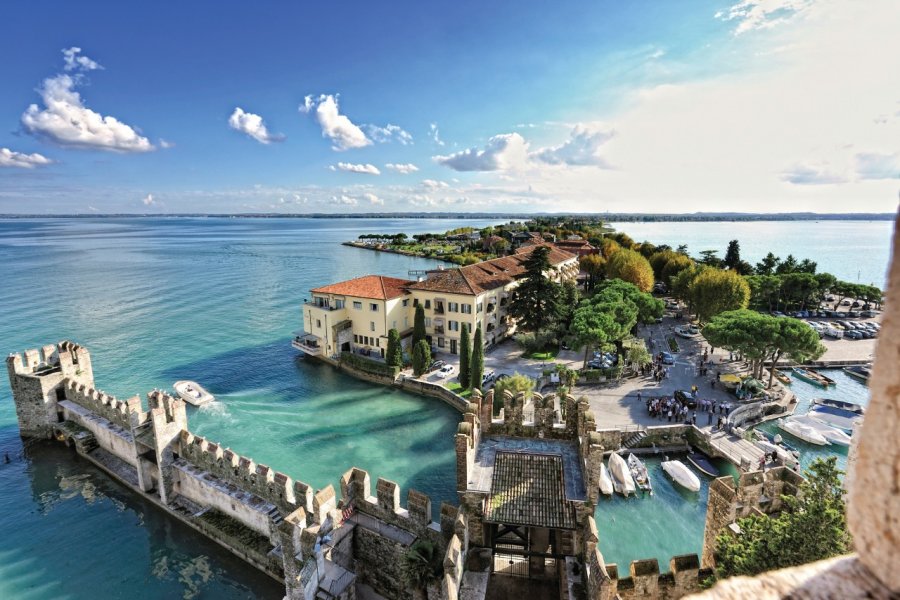 Vue sur Sirmione et le Lac de Garde. Megula - iStockphoto