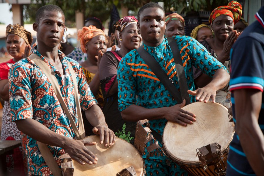 Cérémonie avec musique et danse dans un village près de Korhogo. shutterstock - Theresa Pichorner