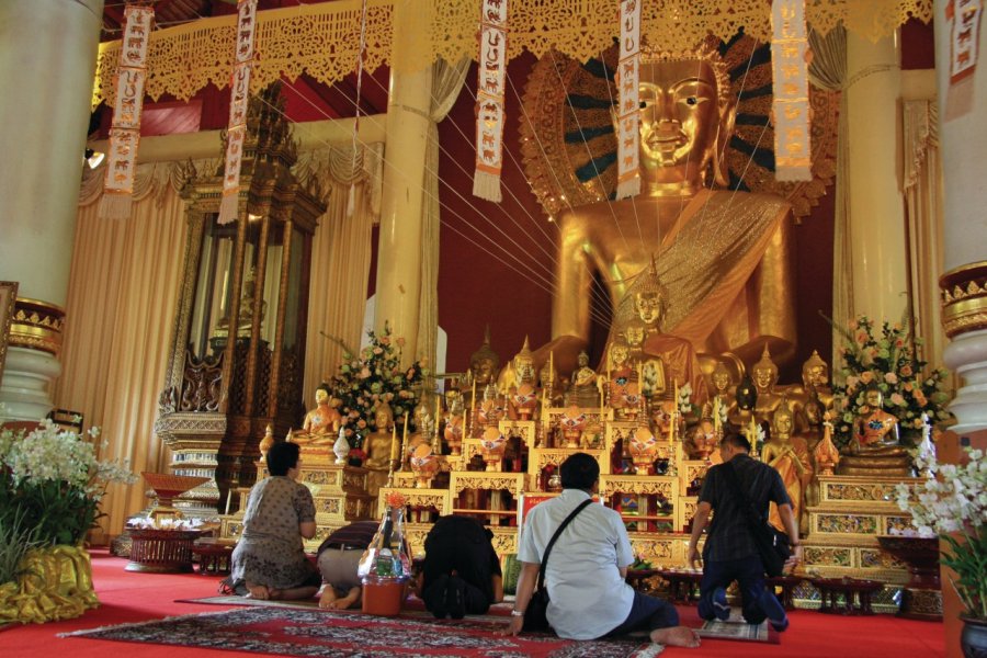 Recueillement au pied du bouddha de Wat Phra Singh. Jérôme BOUCHAUD
