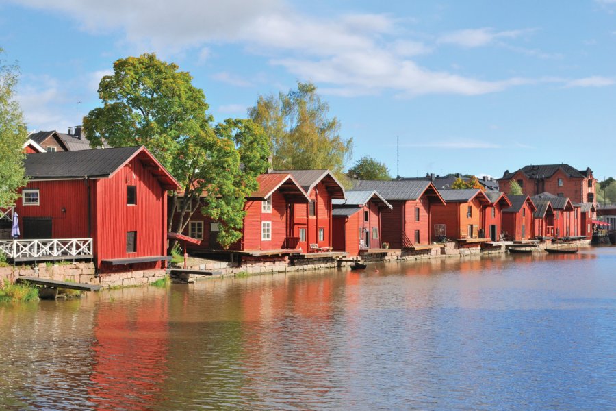 Les jolies maisons en bois colorées sur la rive de Porvoo. TanyaSv - iStockphoto