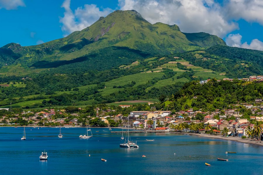 Le village de Saint-Pierre au pied de la montagne Pelée. Nicola Pulham - Shutterstock.com