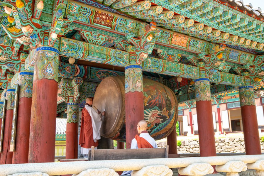 Moines boudhistes au Temple Haeinsa. SiHo - Shutterstock.com
