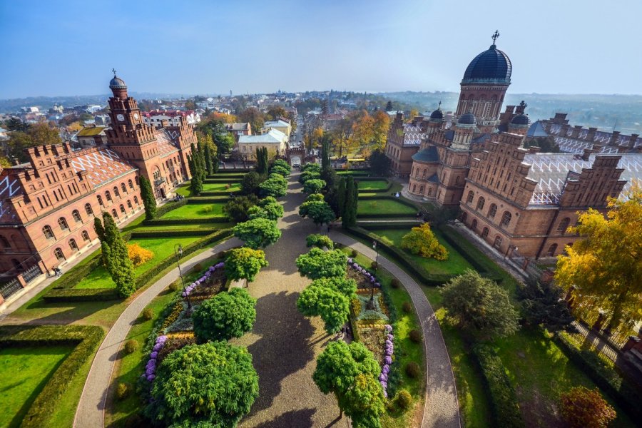 Vue sur Tchernivtsi et son université. Marianna Ianovska - Shutterstock.com