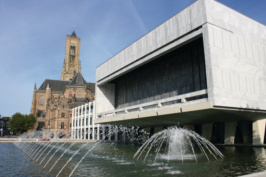 La place de Kerk avec l'église Saint-Eusebius, à Arnhem. Vivalapenler - Fotolia