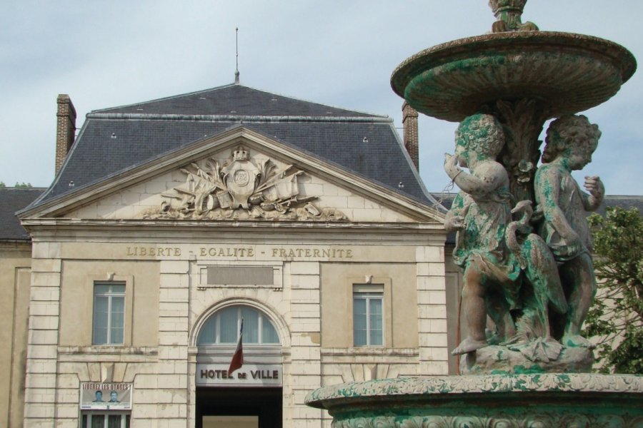 L'Hôtel de Ville et la fontaine de Joigny. Julia Valentin
