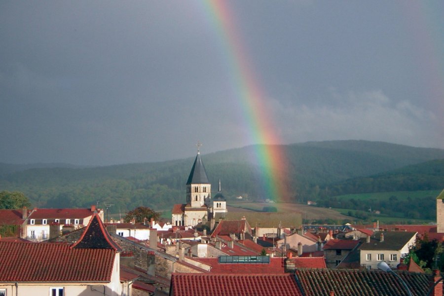 Arc-en-ciel sur les toits de Cluny MICKAEL ROUTIN - FOTOLIA