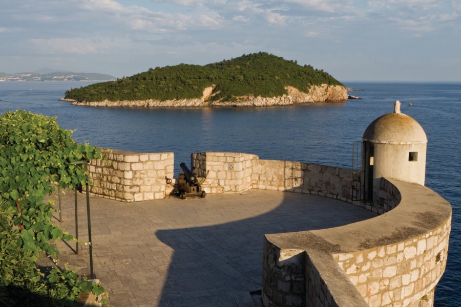 Vue sur l'île de Lokrum depuis les chemins de rondes des remparts. Lawrence BANAHAN - Author's Image