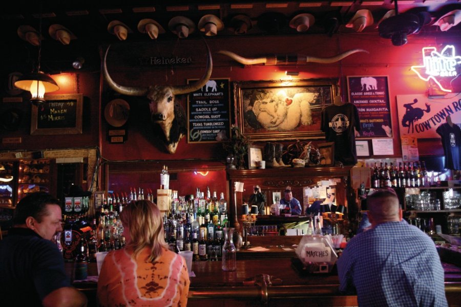 Cow-boys et crânes de taureau : l'esprit du rodéo vit jusque dans les bars. Stéphan SZEREMETA