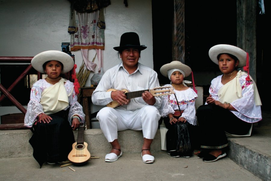 José Luis Pichamba et sa famille, ardents défenseurs de la cuture d'Otavalo. Stéphan SZEREMETA