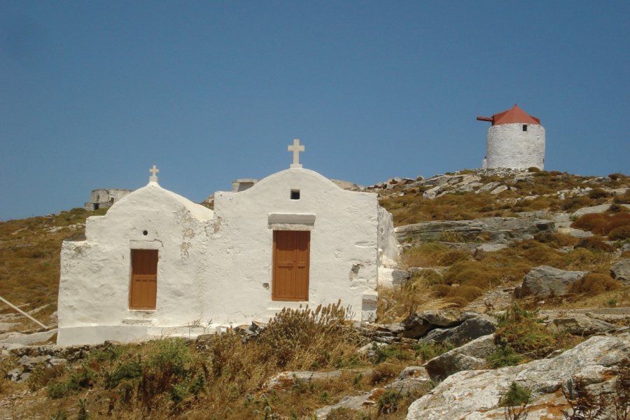 Moulins à vent et petites églises en haut de la vieille ville. Ana JOVETIC-VUCKOVIC