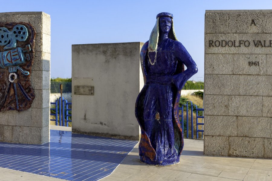 Monument dédié à Rodolfo Valentino à Castellaneta, sa ville natale dans les Pouilles. Ba_peuceta - Shutterstock.com