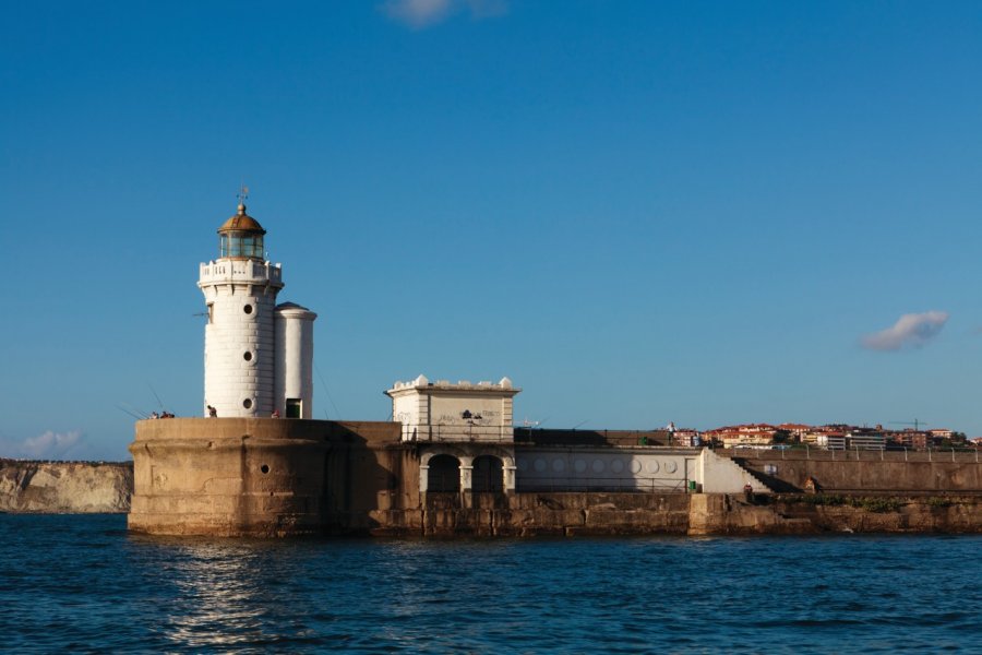 Phare du port d'Algorta. Philippe GUERSAN - Author's Image