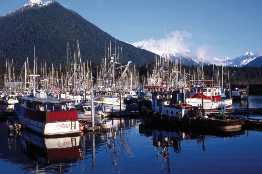 Port de pêche et montagnes. PHOTOS.COM