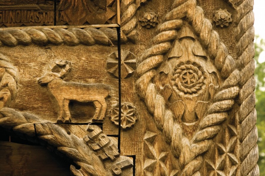 Détail d'une porte sculptée des Maramures. Alamer - Iconotec