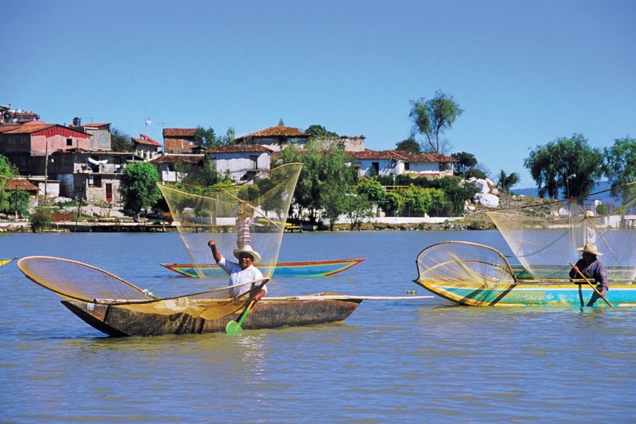 Pécheurs de l'île de Janitzio avec leurs filets papillon. Author's Image