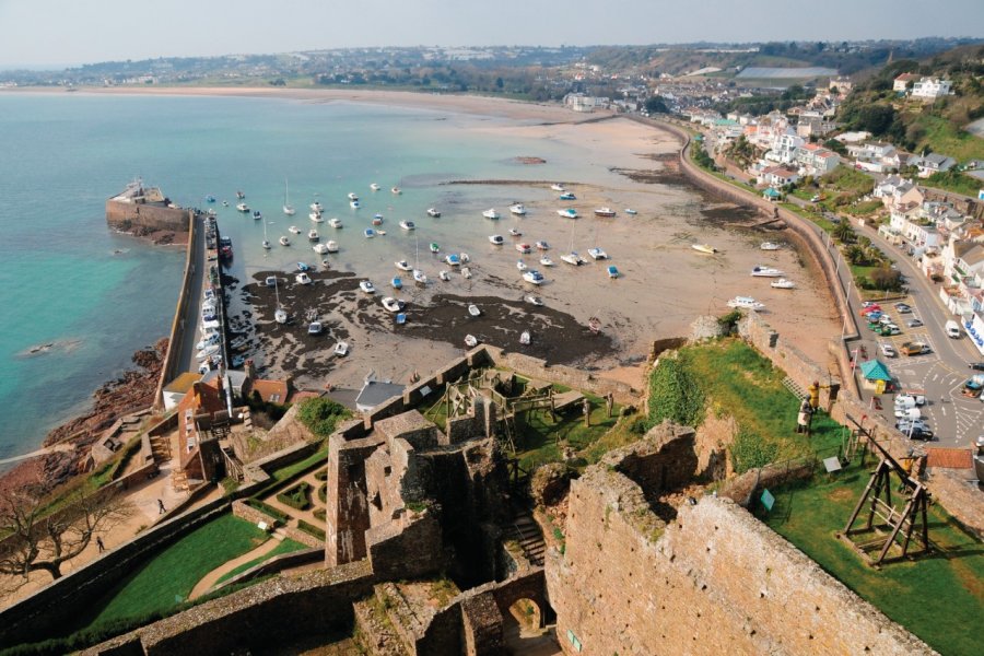 Vue sur la baie depuis le château de Mont Orgueil. Alan_Lagadu - iStockphoto