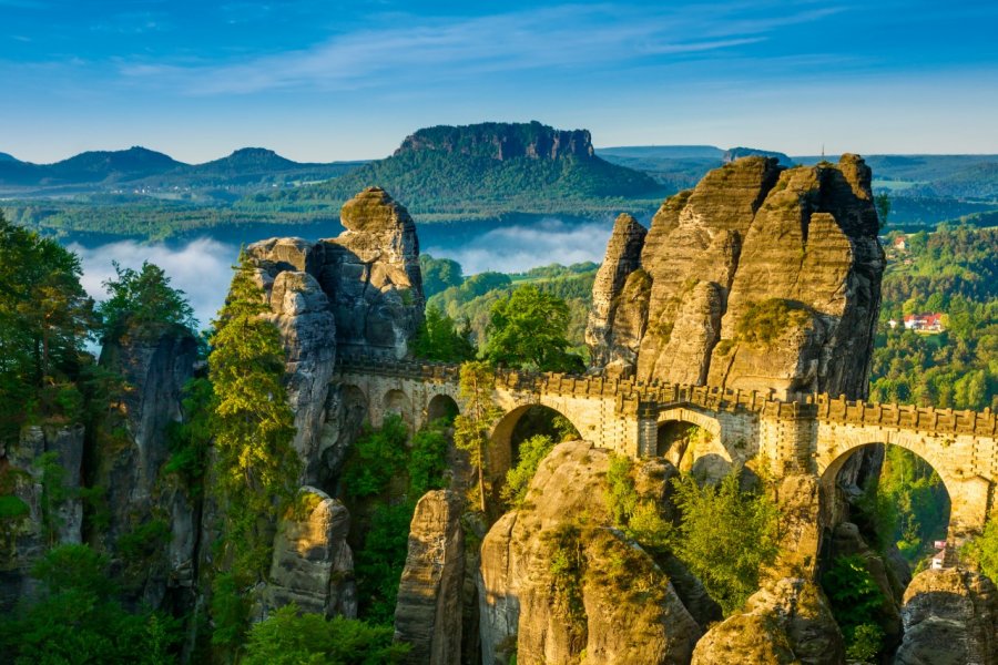 Pont de la Bastei et vallée de l'Elbe en Suisse saxonne Ugis Riba - Shutterstock.com