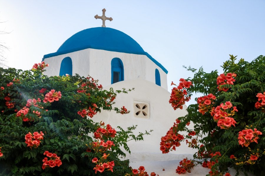 Eglise typique à Parikia. Sabino Parente - Shutterstock.com