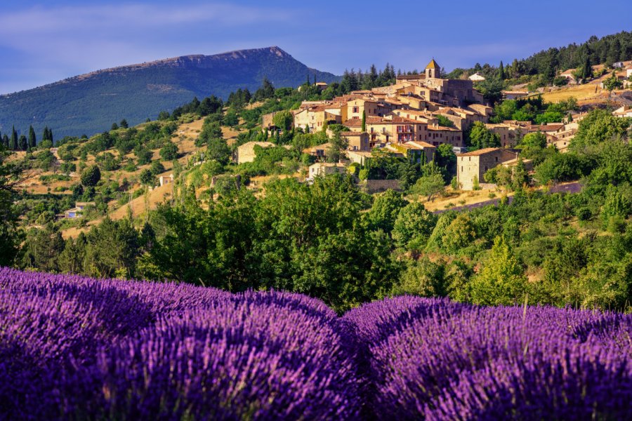 Vue sur le village de Sault. Boris Stroujko - Shutterstock.com