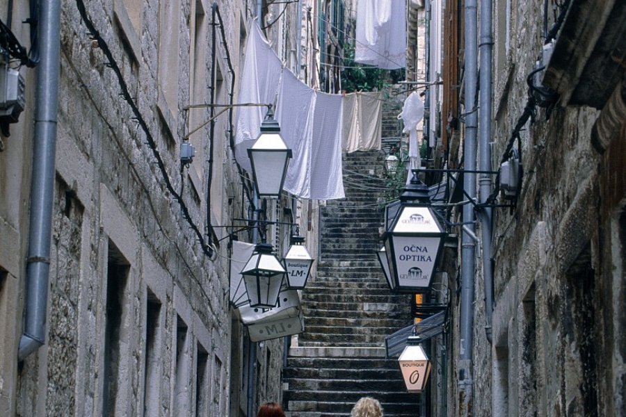 Ruelle dans la vieille ville de Dubrovnik. (© Ana NEVENKA - Iconotec))