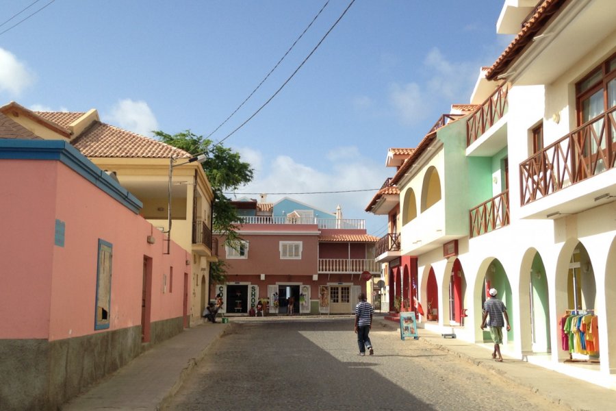 Rue colorée du centre ville. Camille ESMIEU