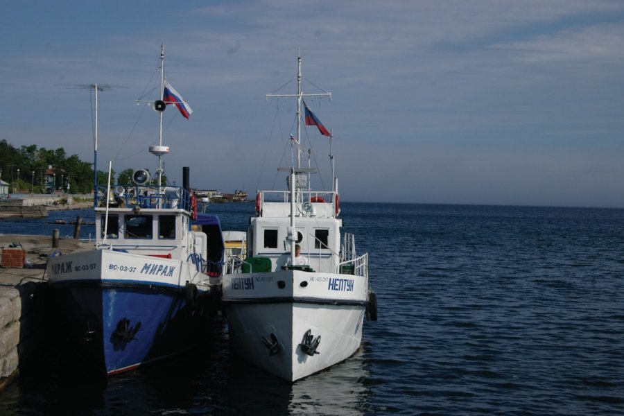 Bateaux de pêche dans le port de Listvianka Stéphan SZEREMETA