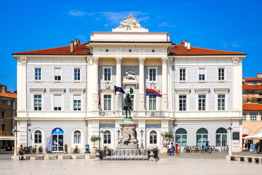 L'hôtel de ville d'inspiration vénitienne à Piran, en Istrie Slovène. Radowitz - Shutterstock.com