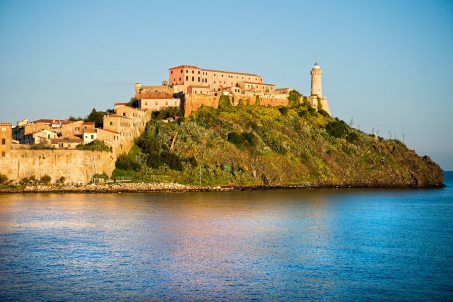Vue sur Portoferraio avec la Forte Stella et la Palazzina dei Mulini. Luciano Mortula - Shutterstock.com