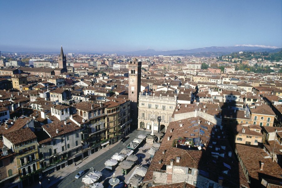 Marché sur la Piazza delle Erbe. Apollon - Iconotec