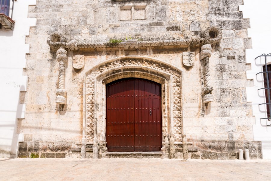 Porte de Casa del Cordon. gg-foto - Shutterstock.com
