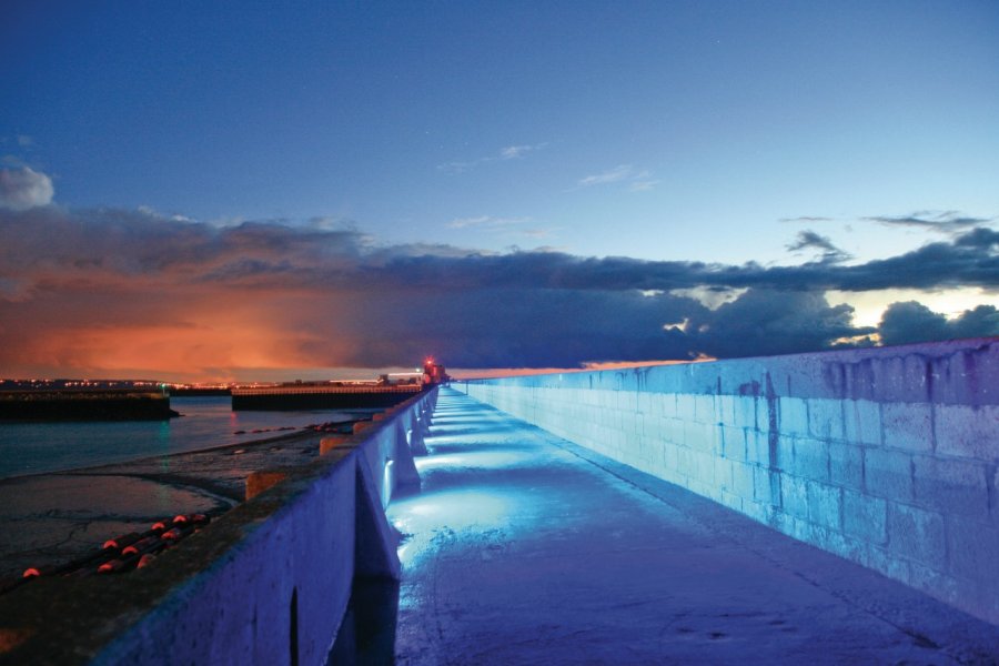 Pour créer sa bande lumineuse bleue sur la digue, Yann Kersalé s'est inspiré de La Vague de Gustave Courbet Franck GODARD