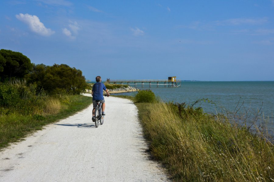 Balade à vélo sur l'île-d'Aix. GaramiAA / Adobe Stock