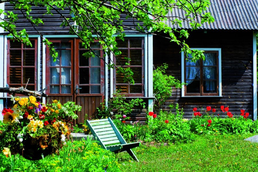 Jardin fleuri d'un village de pêcheurs du parc national de Lahemaa. Serge OLIVIER - Author's Image