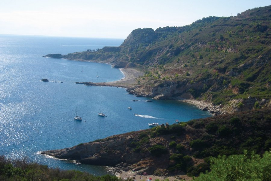 Succession de plages et criques d'eau turquoise, au sud du promontoire de Calamita. Muriel PARENT