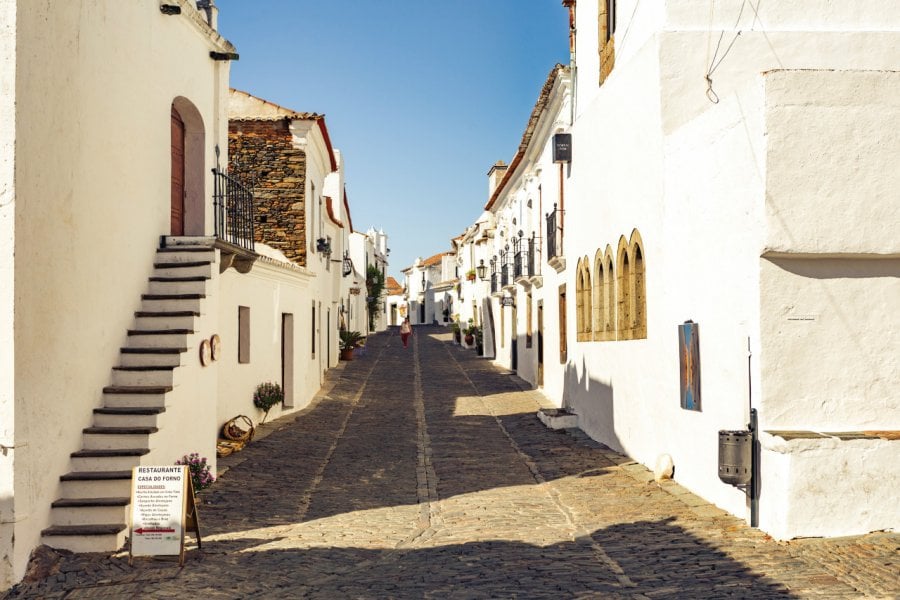 Promenade des les ruelles de Monsaraz. Bureau de Promotion Touristique de l'Alentejo